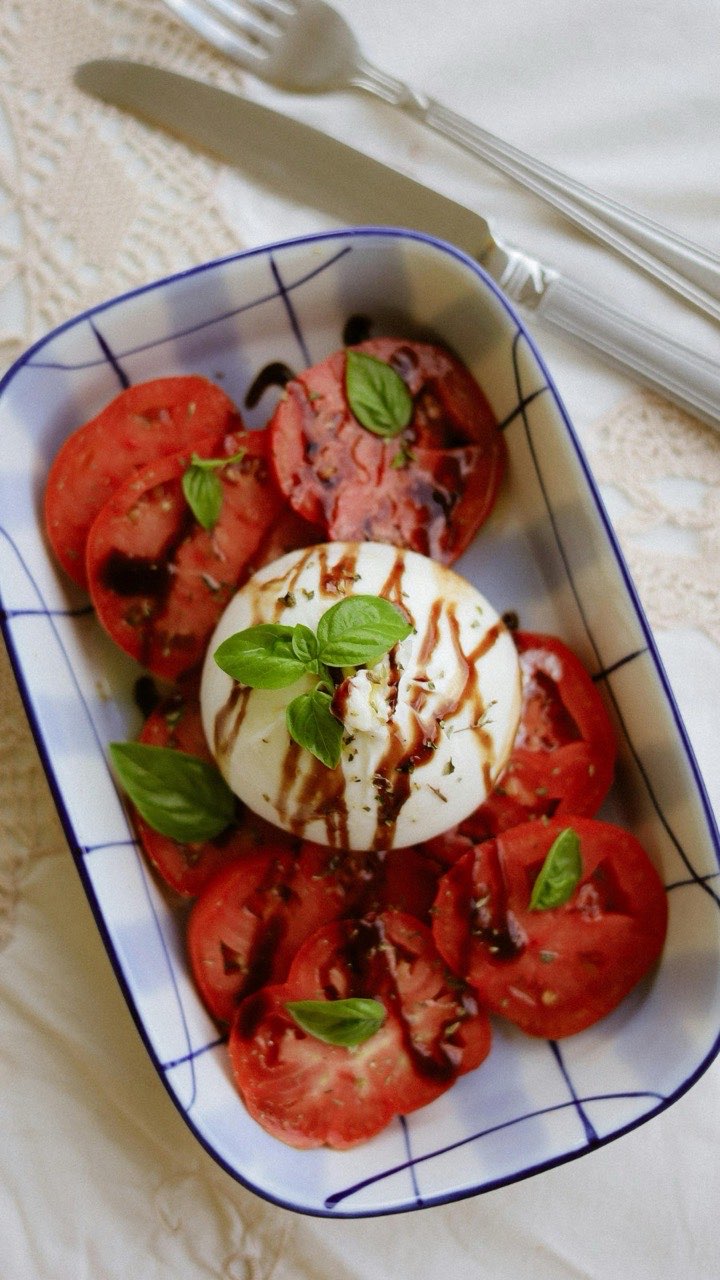 Burrata, tomates et basilic