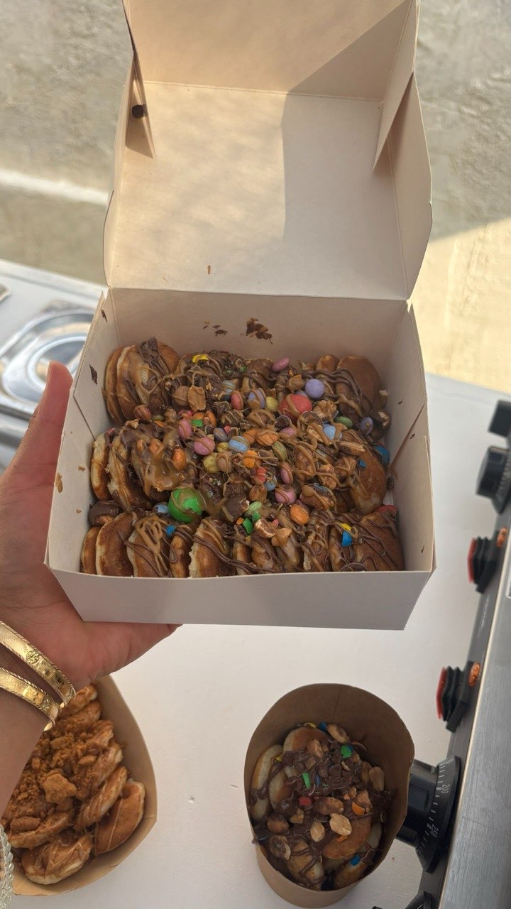 Box de mini pancakes tenue à la main