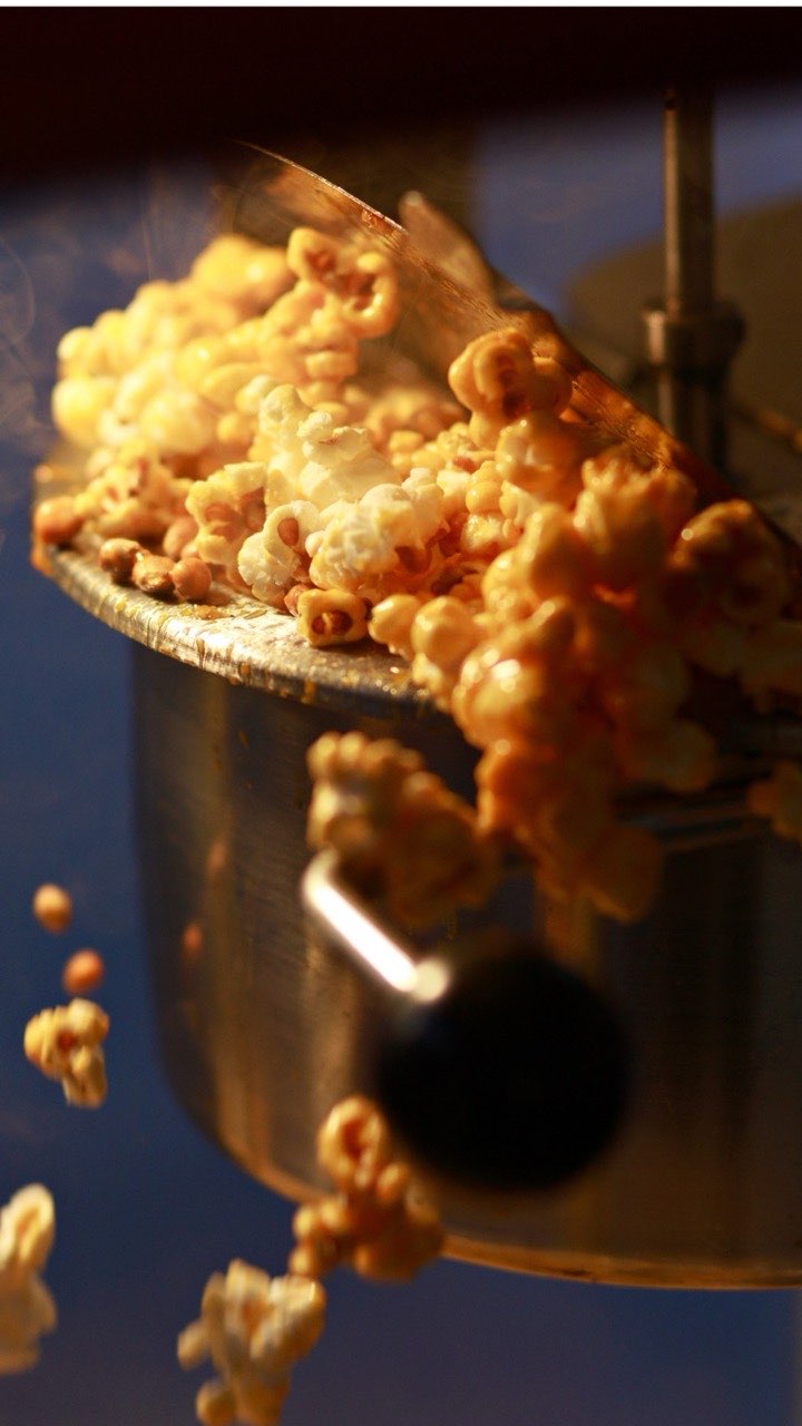 Pop-corn caramélisé qui jaillit de la marmite
