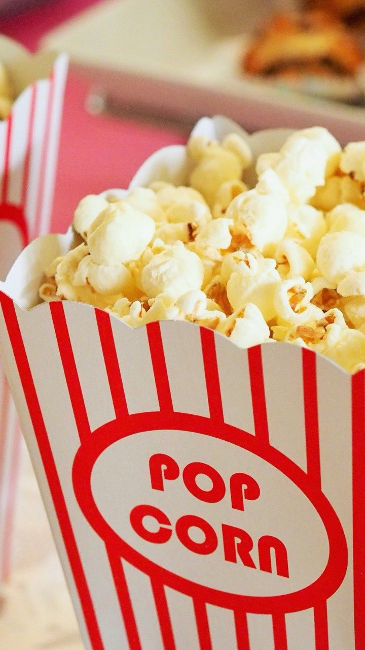Pop-corn servi en boîte rayée
