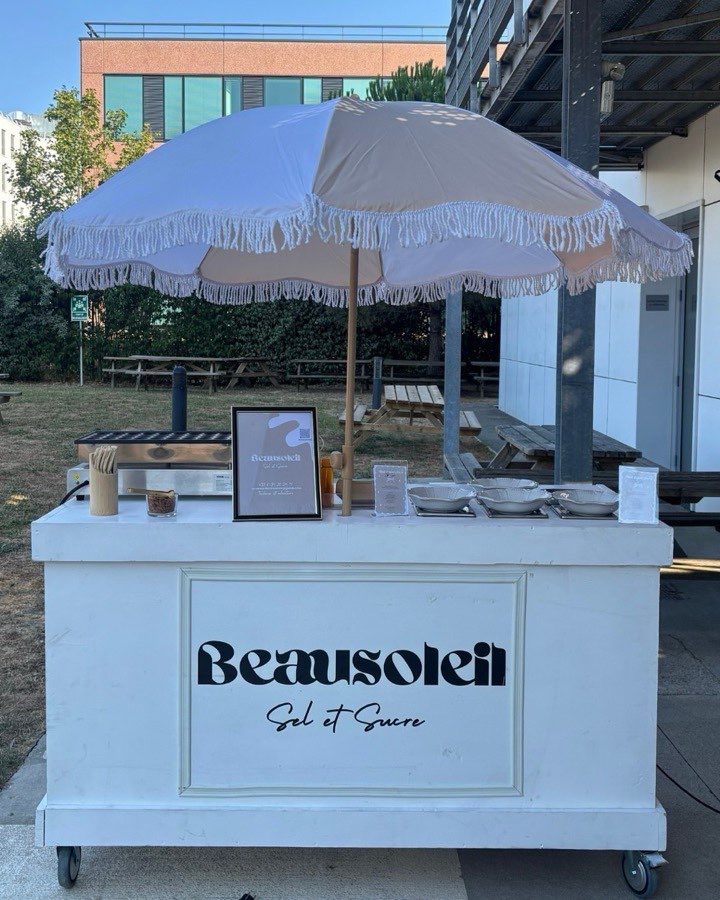 Notre stand blanc sous son parasol