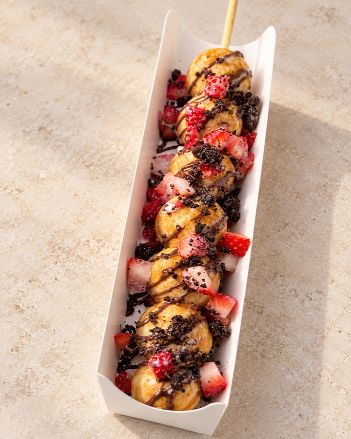 Brochette de mini pancakes, fraises et éclats de biscuit au chocolat