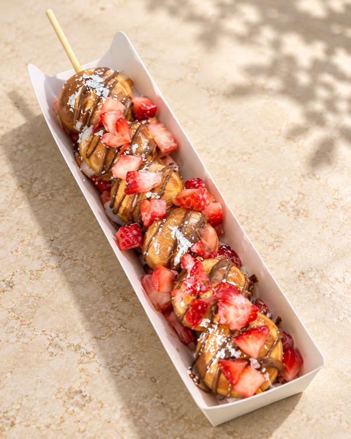 Brochette de mini pancakes, fraises fraîches et filet de chocolat